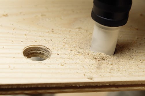 Samling med "kile" i gulvbræt: Hullerne til de to vandrør bores ud med et kopbor Samling med "kile" i gulvbræt: Hullerne til de to vandrør bores ud med et kopbor